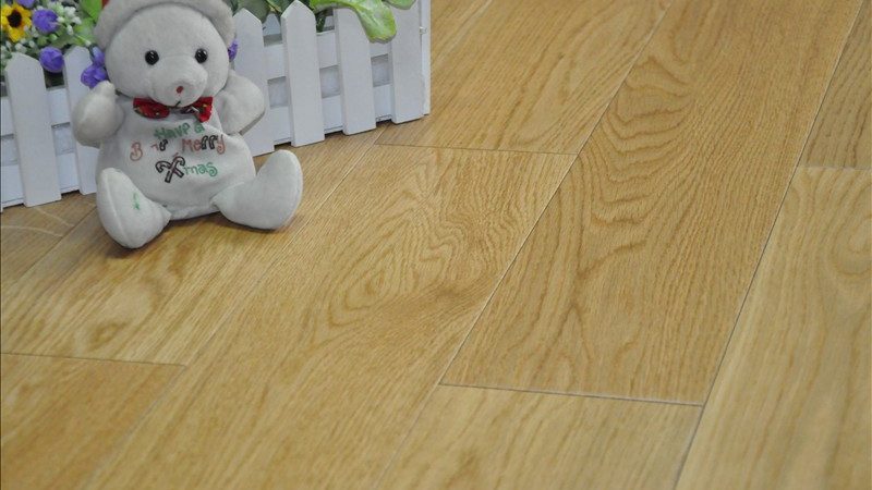 小标题：瓷砖与木地板的材质差异